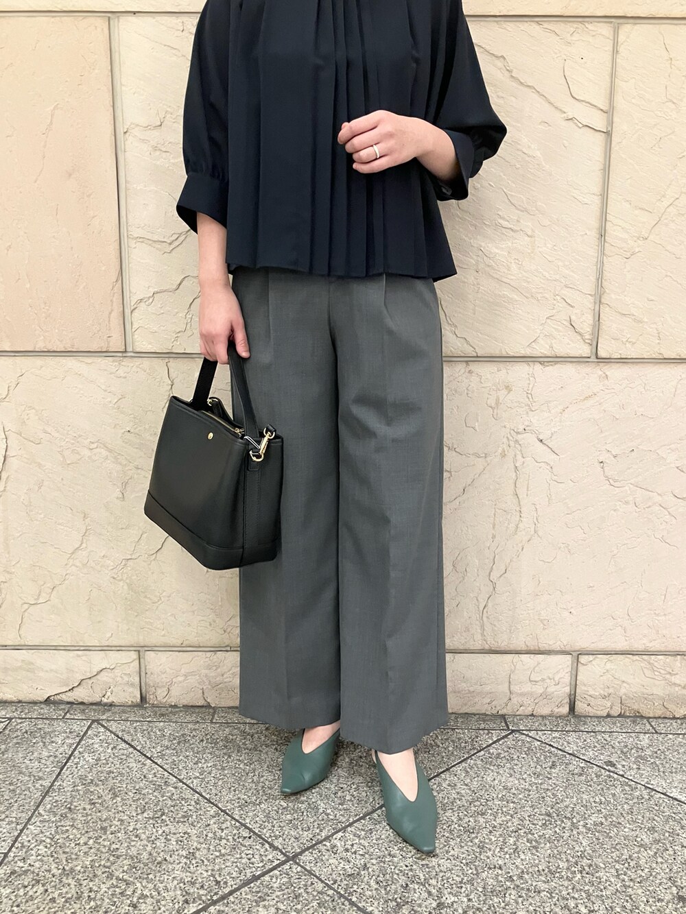 ブルー系のシャツ/ブラウス、グレー系のその他パンツ、ブラック系のハンドバッグを着用したレディースの秋コーディネートの3枚目の写真