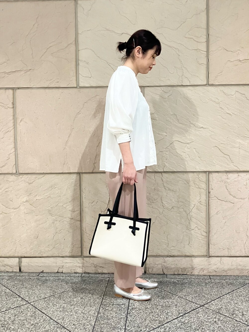 ホワイト系のシャツ/ブラウス、ピンク系のその他パンツ、ホワイト系のトートバッグを着用したレディースの春コーディネートの2枚目の写真