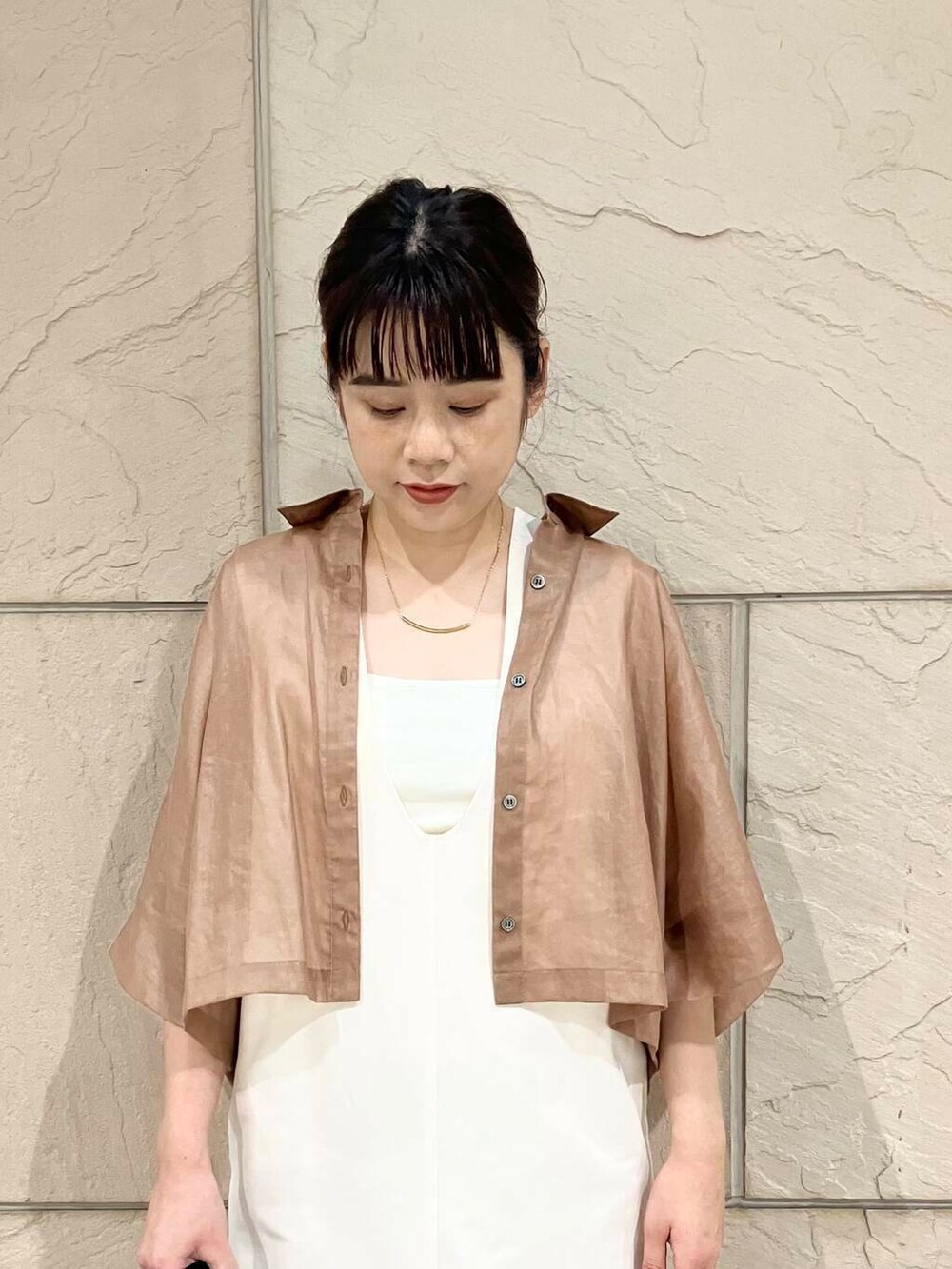 ブラウン系のシャツ/ブラウス、ホワイト系のワンピース、ホワイト系のキャミソールを着用したレディースの夏コーディネートの3枚目の写真