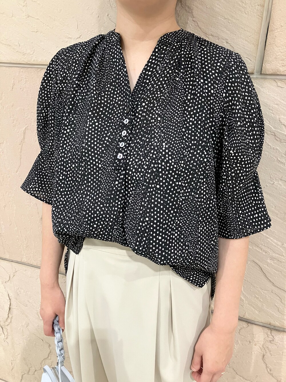 ブラック系のシャツ/ブラウス、ベージュ系のその他パンツ、ブラック系のサンダルを着用したレディースの夏コーディネートの4枚目の写真