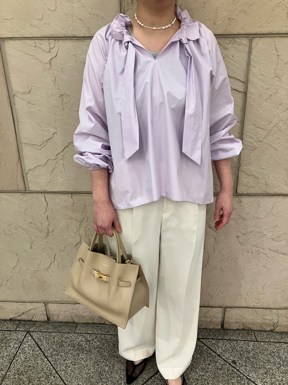 パープル系のシャツ/ブラウス、ベージュ系のバッグ、ホワイト系のその他パンツを着用したレディースの春コーディネートの3枚目の写真