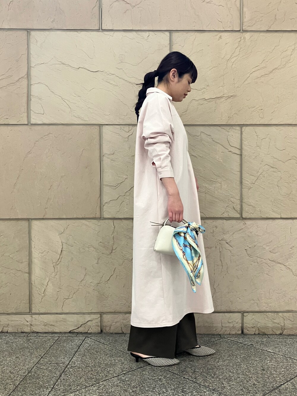 ブラウン系のその他パンツ、ピンク系のワンピース、ベージュ系のショルダーバッグを着用したレディースの春コーディネートの2枚目の写真