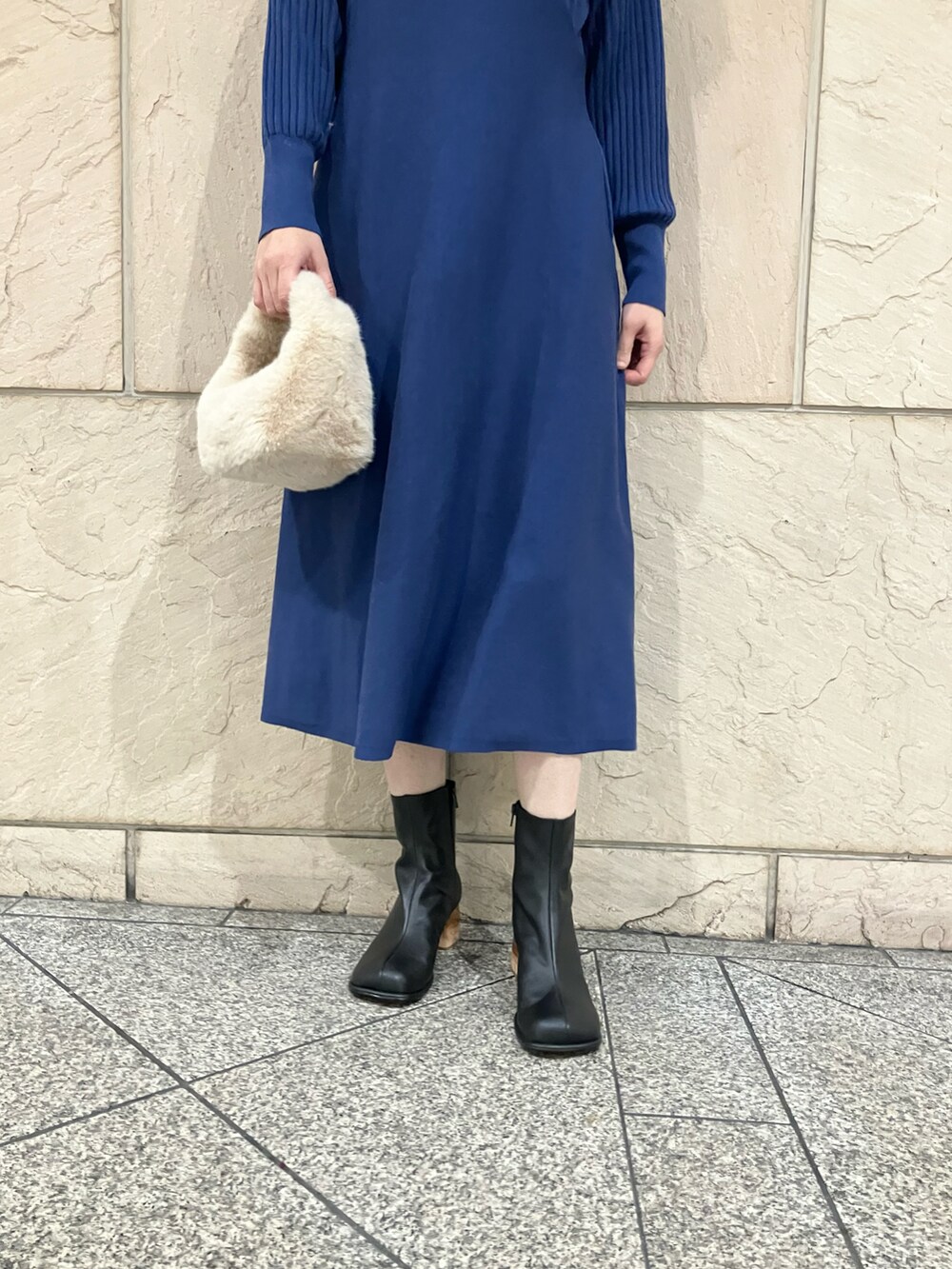 ブルー系のワンピース、ブラック系のブーツ、シルバー系のネックレスを着用したレディースの秋コーディネートの5枚目の写真