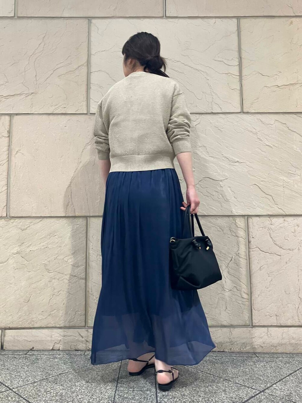 「カーディガン、大人カジュアル、スカート、デートコーデ、ママコーデ、カットソー、休日コーデ、newarrival、ROSSO、メッシュ、綺麗めカジュアル、お仕事コーデ、お出かけコーデ、淡色コーデ、旅行コーデ」|「VIOLAd'OROのVIOLAd’ORO BIANCA S(トートバッグ、ブラック系)」を使った、umedaさん(レディース・164cm)の春コーディネートの3枚目の写真