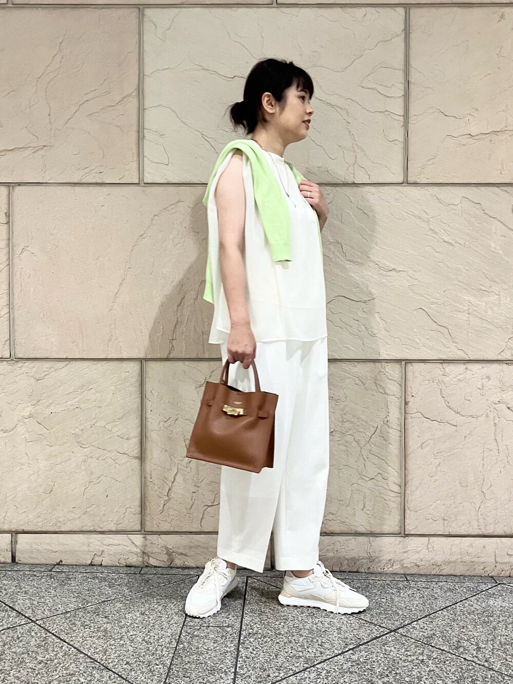 ホワイト系のシャツ/ブラウス、ホワイト系のその他パンツ、ブラウン系のバッグを着用したレディースの夏コーディネートの2枚目の写真