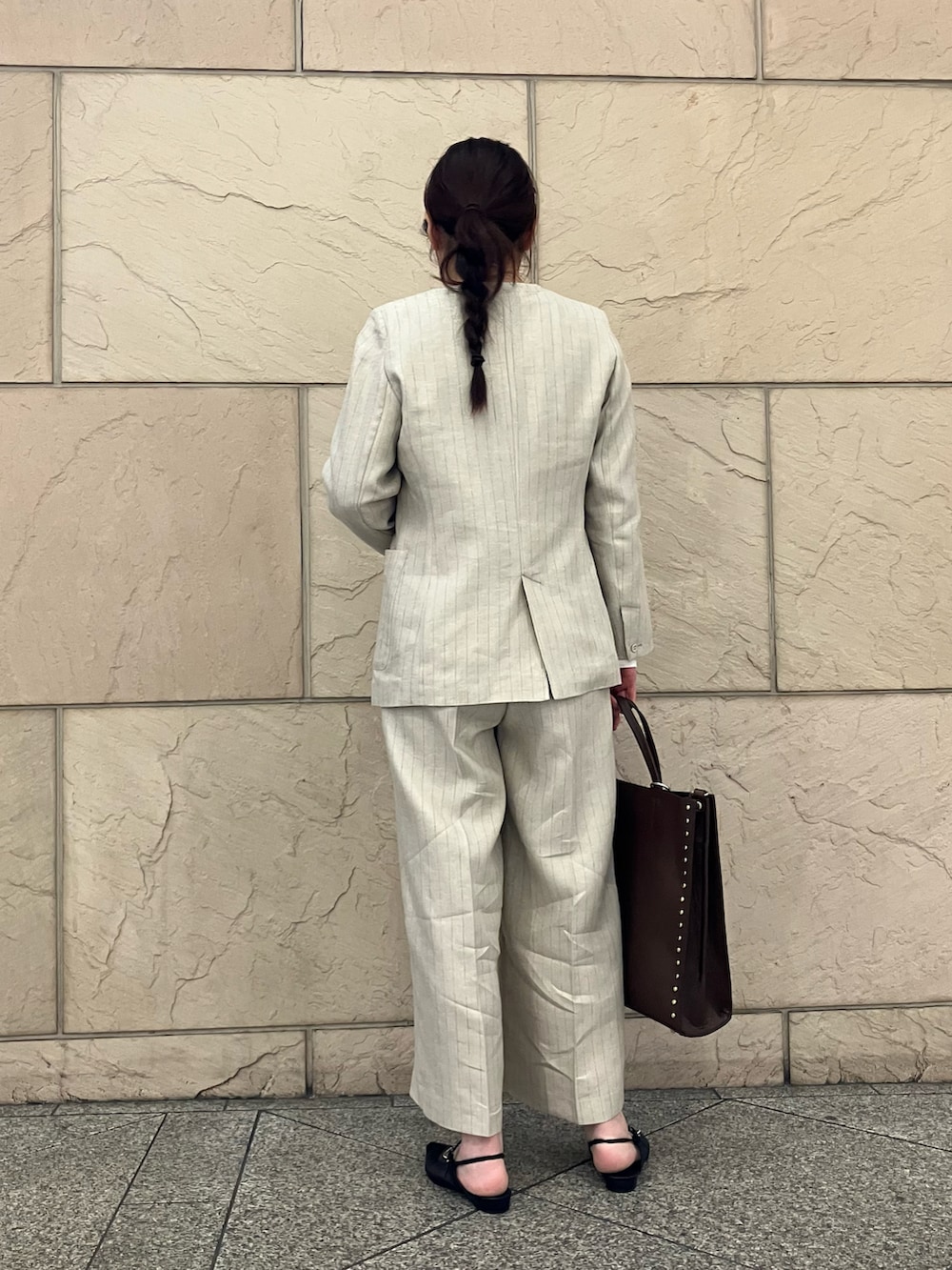 ホワイト系のTシャツ/カットソー、ベージュ系のノーカラージャケット、ベージュ系のその他パンツを着用したレディースの春コーディネートの3枚目の写真