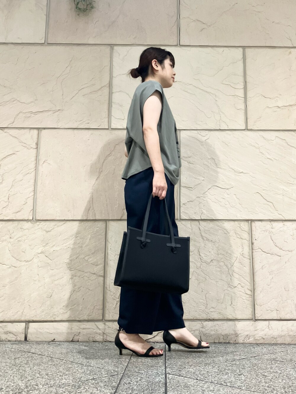 グリーン系のTシャツ/カットソー、ブルー系のその他パンツ、ブラック系のトートバッグを着用したレディースの夏コーディネートの2枚目の写真