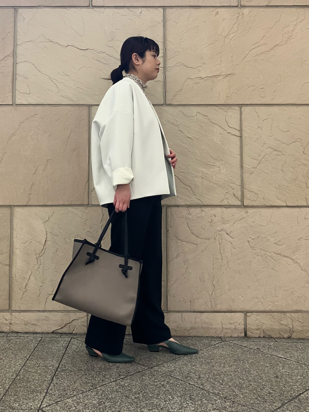 ベージュ系のシャツ/ブラウス、ホワイト系のノーカラージャケット、ベージュ系のバッグを着用したレディースの春コーディネートの2枚目の写真