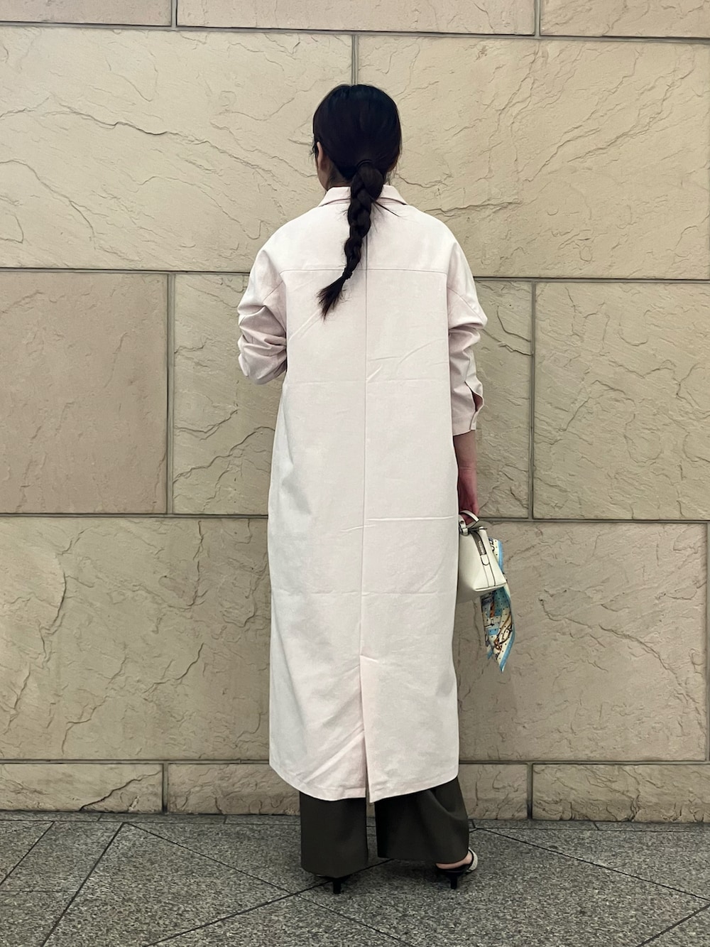 ブラウン系のその他パンツ、ピンク系のワンピース、ベージュ系のショルダーバッグを着用したレディースの春コーディネートの3枚目の写真