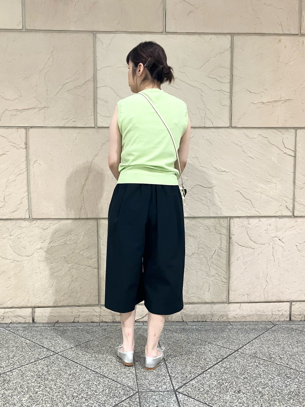 ブラック系のその他パンツ、グリーン系のニット/セーター、グリーン系のカーディガン/ボレロを着用したレディースの春コーディネートの4枚目の写真