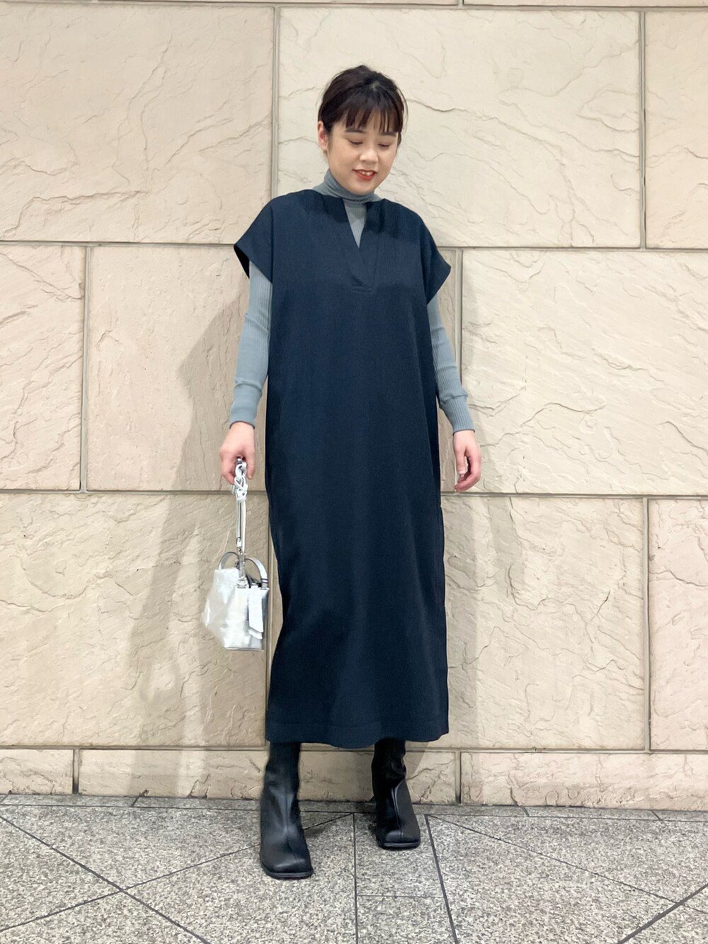 ブルー系のワンピース、グレー系のカーディガン/ボレロ、ブラック系のブーツを着用したレディースの秋コーディネートの4枚目の写真