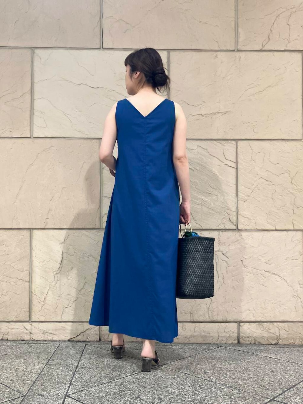 ブルー系のワンピース、グリーン系のバンダナ/スカーフ、ブラウン系のブレスレットを着用したレディースの夏コーディネートの3枚目の写真