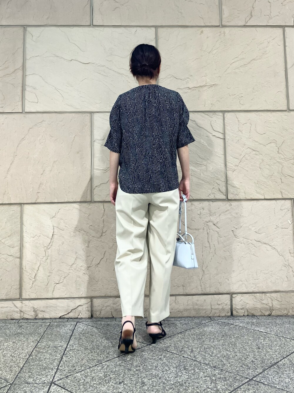 ブラック系のシャツ/ブラウス、ベージュ系のその他パンツ、ブラック系のサンダルを着用したレディースの夏コーディネートの2枚目の写真