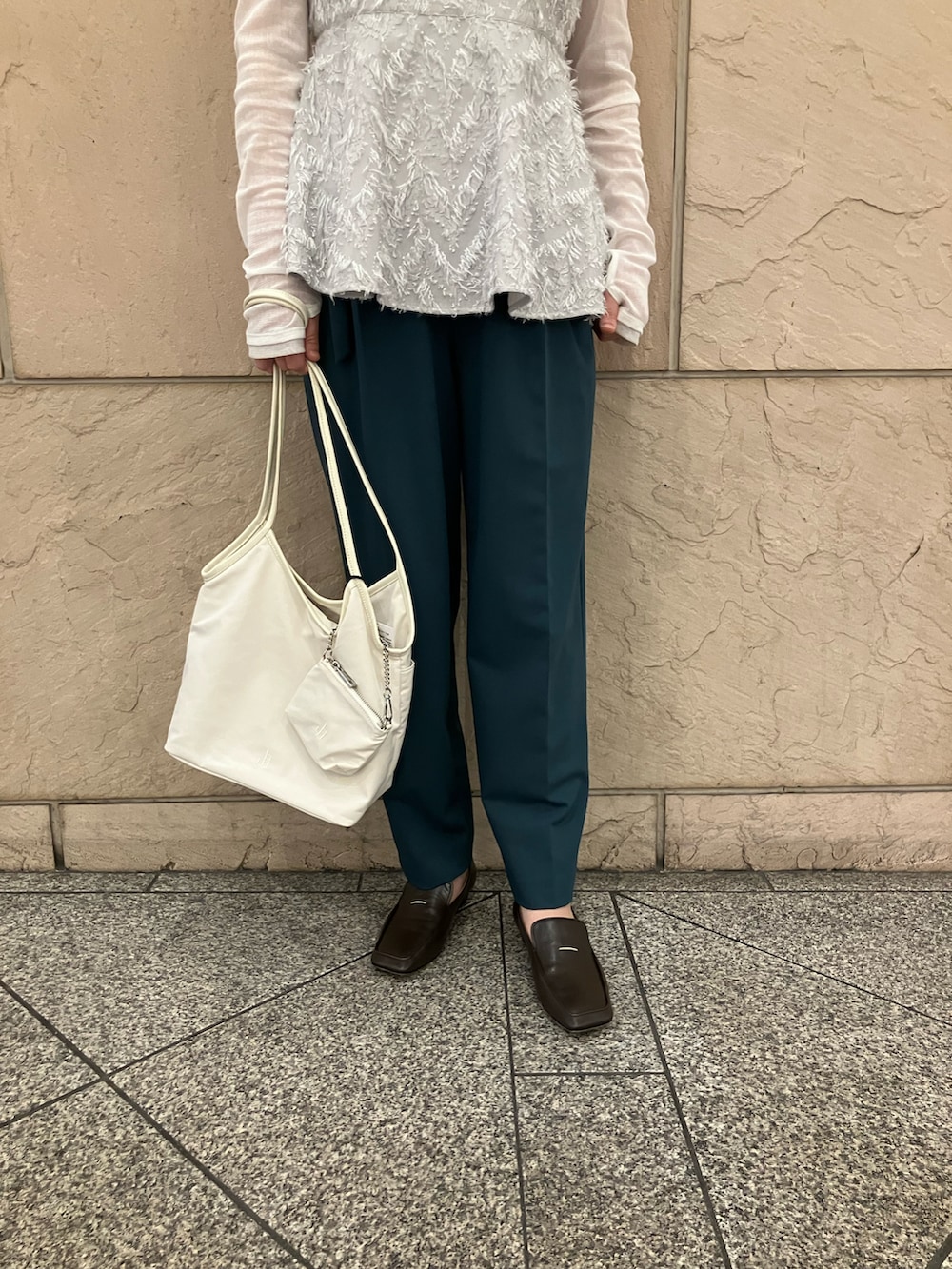 グレー系のキャミソール、ホワイト系のTシャツ/カットソー、ホワイト系のトートバッグを着用したレディースの夏コーディネートの5枚目の写真