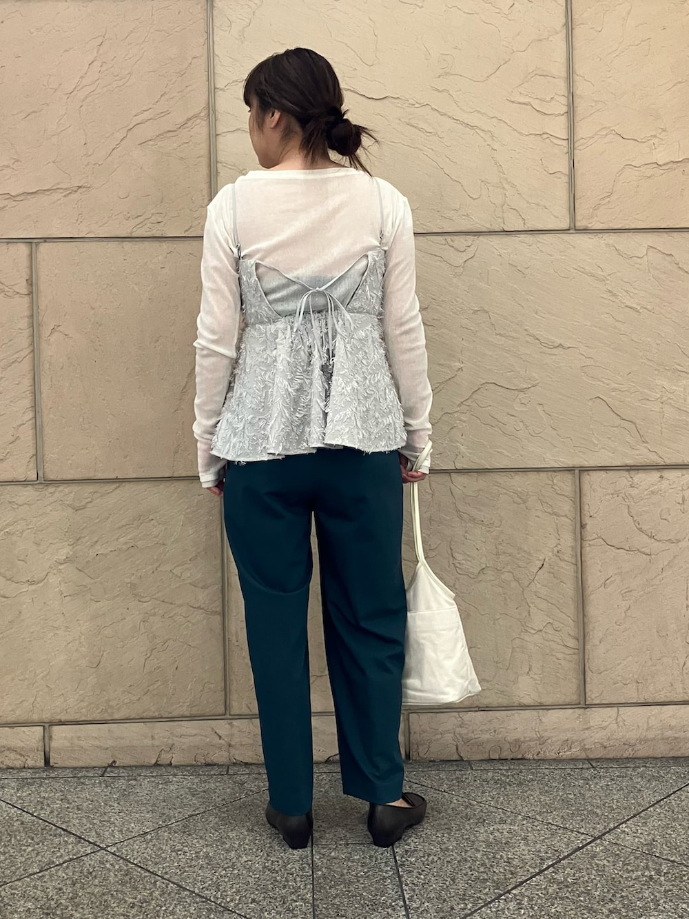 グレー系のキャミソール、ホワイト系のTシャツ/カットソー、ホワイト系のトートバッグを着用したレディースの夏コーディネートの3枚目の写真