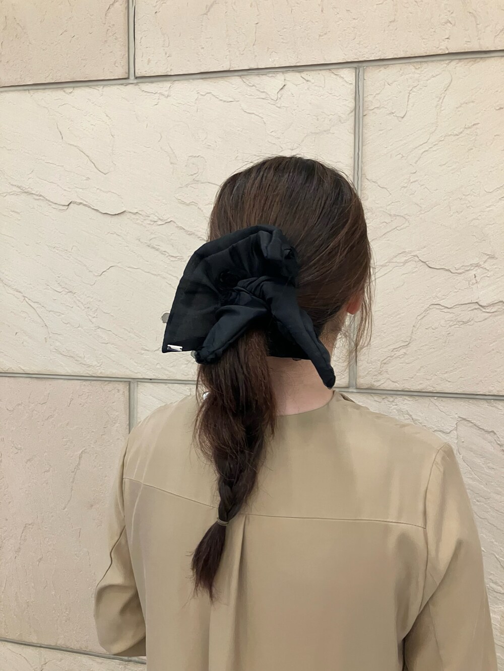 ベージュ系のワンピース、グレー系のバッグ、ブラック系のパンプスを着用したレディースの秋コーディネートの5枚目の写真