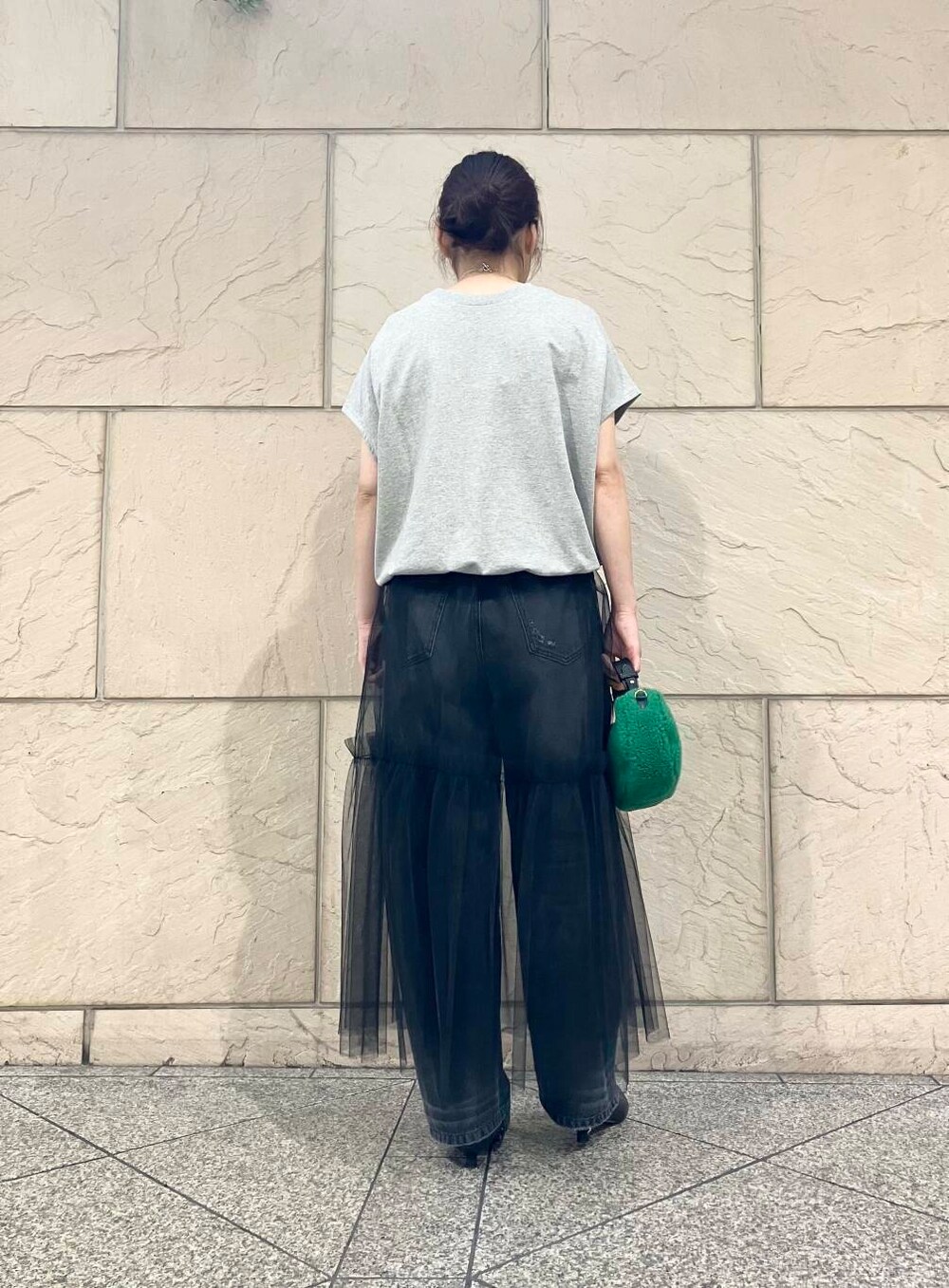 グレー系のTシャツ/カットソー、グレー系のデニムパンツ、ブラック系のスカートを着用したレディースの夏コーディネートの3枚目の写真