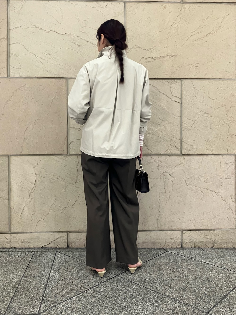 ベージュ系のその他アウター、ブラウン系のその他パンツ、ピンク系のトップスを着用したレディースの冬コーディネートの3枚目の写真