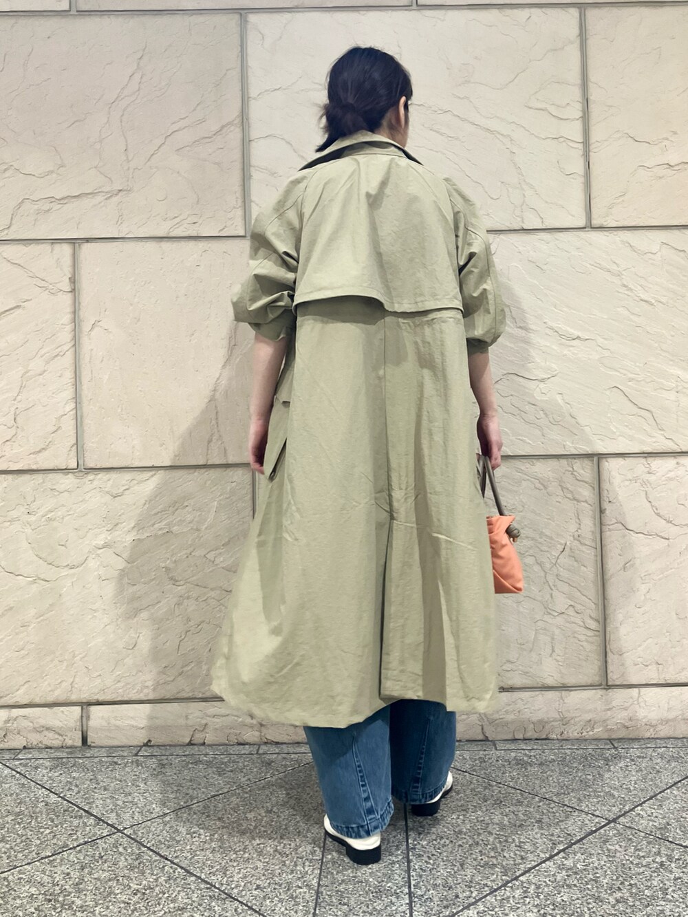 ホワイト系のワンピース、ホワイト系のニット/セーター、ブルー系のデニムパンツを着用したレディースの冬コーディネートの3枚目の写真