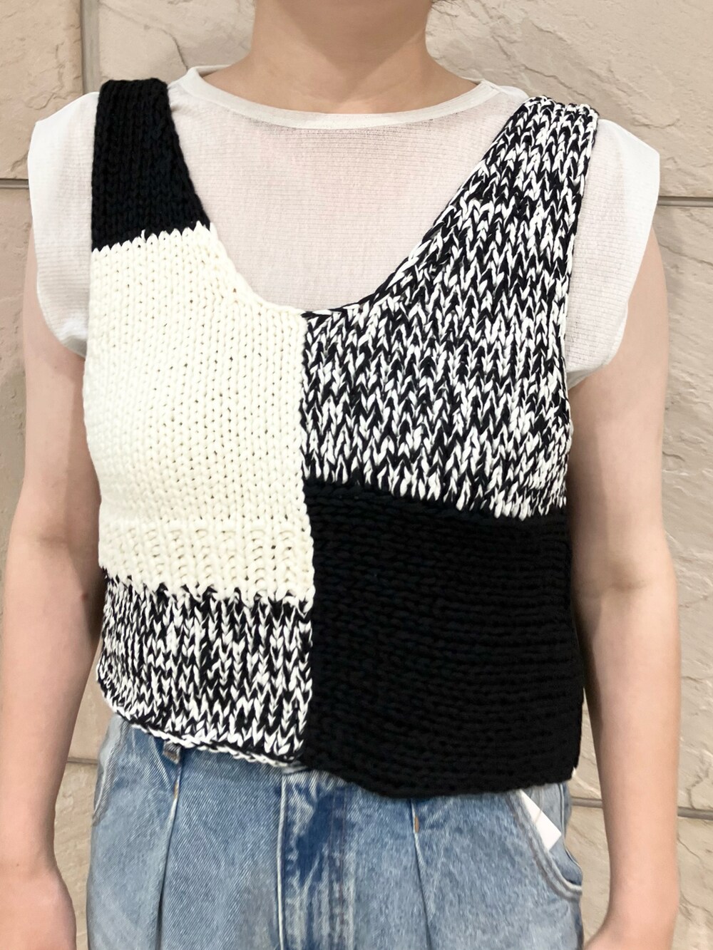 その他のトップス、ホワイト系のタンクトップ、ブラック系のバッグを着用したレディースの夏コーディネートの4枚目の写真