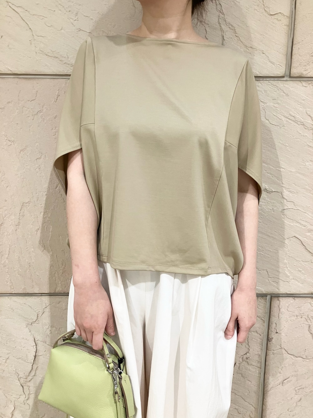 「ドレスパンツ、カットソー、ママコーデ、ラクチンコーデ、休日スタイル、春ファッション」｜「URBAN RESEARCH ROSSO WOMENの5分袖ドルマンプルオーバー（Tシャツ/カットソー、ベージュ系）」を使った、umedaさん（レディース・164cm）の春コーディネートの4枚目の写真