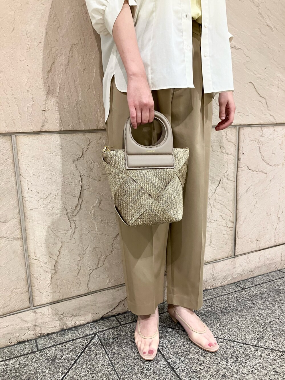 ホワイト系のシャツ/ブラウス、ベージュ系のその他パンツ、ベージュ系のパンプスを着用したレディースの春コーディネートの5枚目の写真