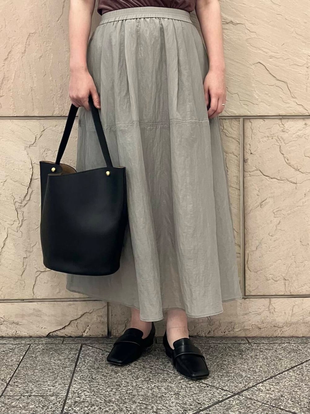 グレー系のスカート、レッド系のTシャツ/カットソーを着用したレディースの夏コーディネートの5枚目の写真