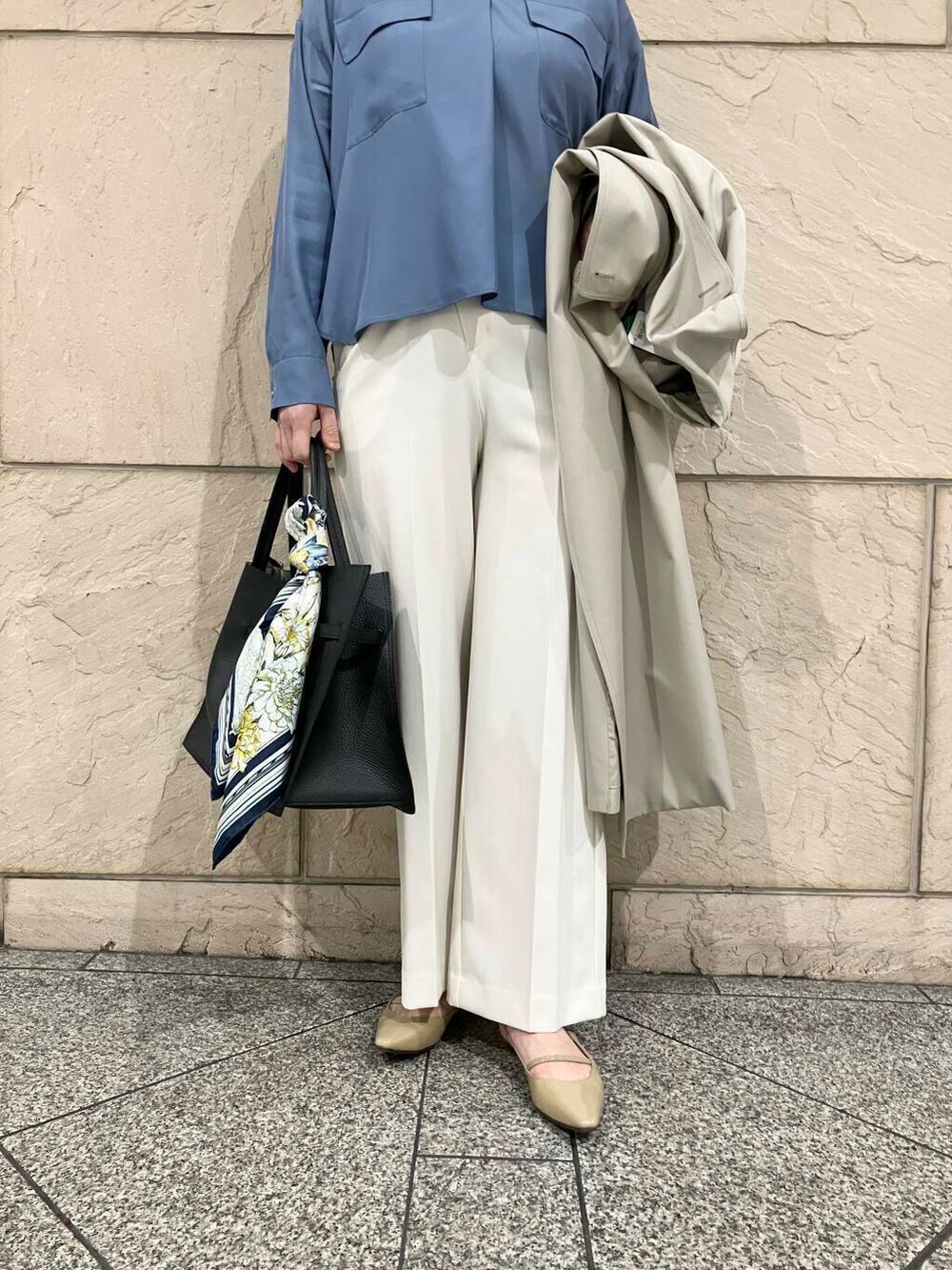 グレー系のトレンチコート、ベージュ系のパンプス、ブラック系のトートバッグを着用したレディースの春コーディネートの5枚目の写真