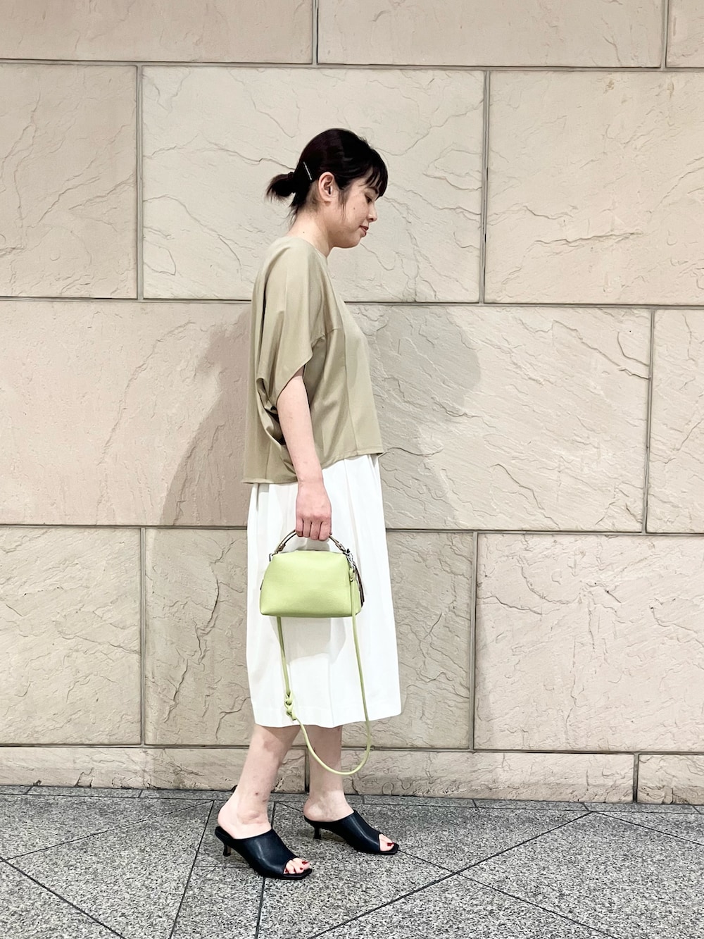 「ドレスパンツ、カットソー、ママコーデ、ラクチンコーデ、休日スタイル、春ファッション」｜「URBAN RESEARCH ROSSO WOMENの5分袖ドルマンプルオーバー（Tシャツ/カットソー、ベージュ系）」を使った、umedaさん（レディース・164cm）の春コーディネートの3枚目の写真