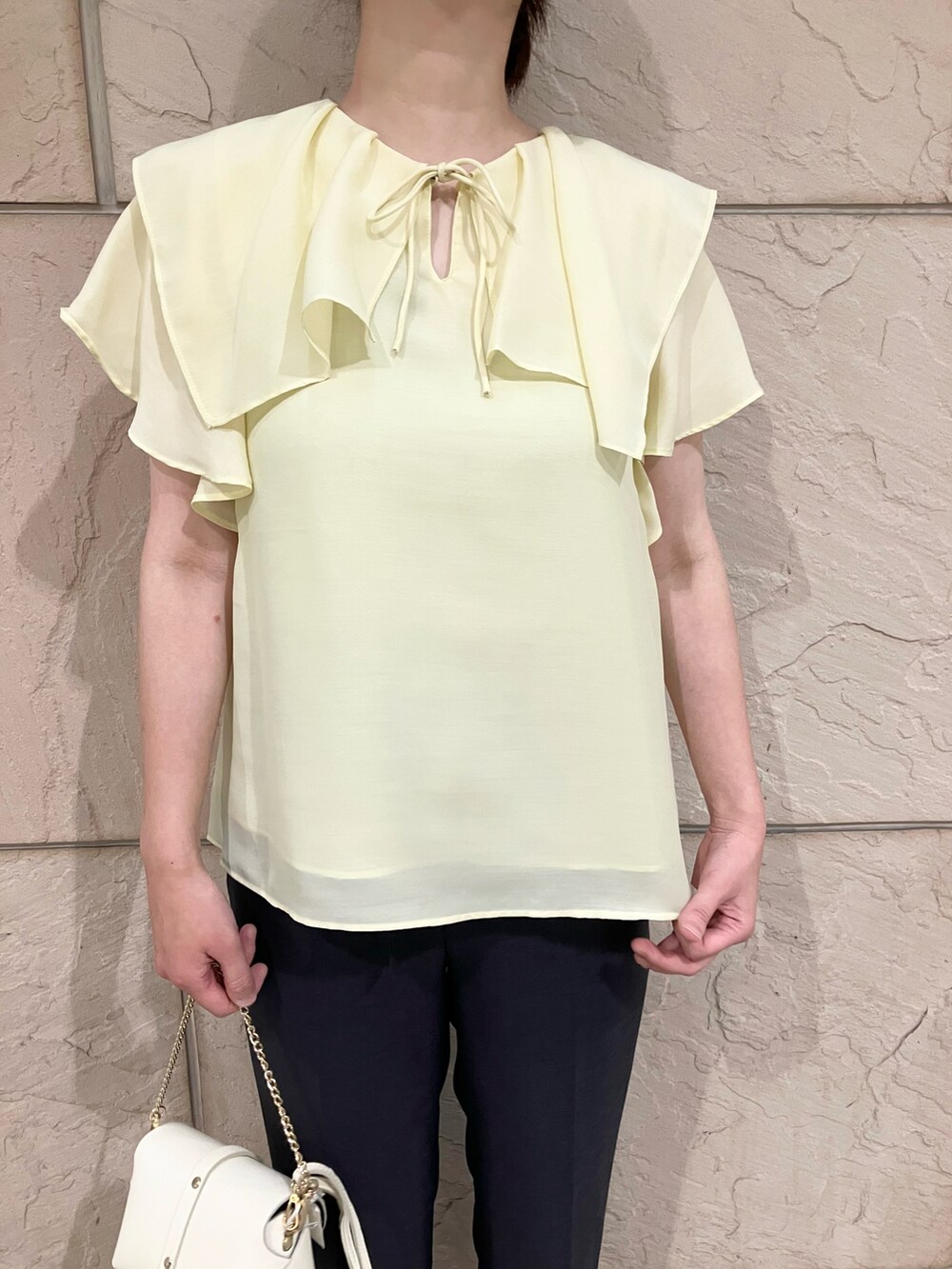 ホワイト系のシャツ/ブラウス、グレー系のその他パンツ、ホワイト系のショルダーバッグを着用したレディースの夏コーディネートの4枚目の写真