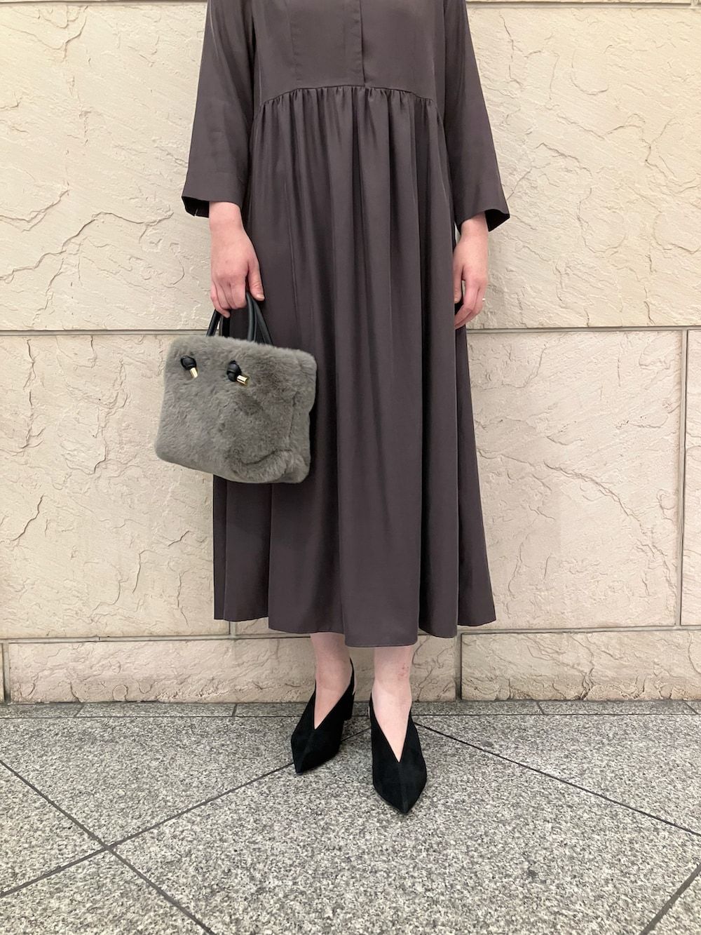 ブラウン系のワンピース、グレー系のバッグ、ブラック系のパンプスを着用したレディースの夏コーディネートの4枚目の写真