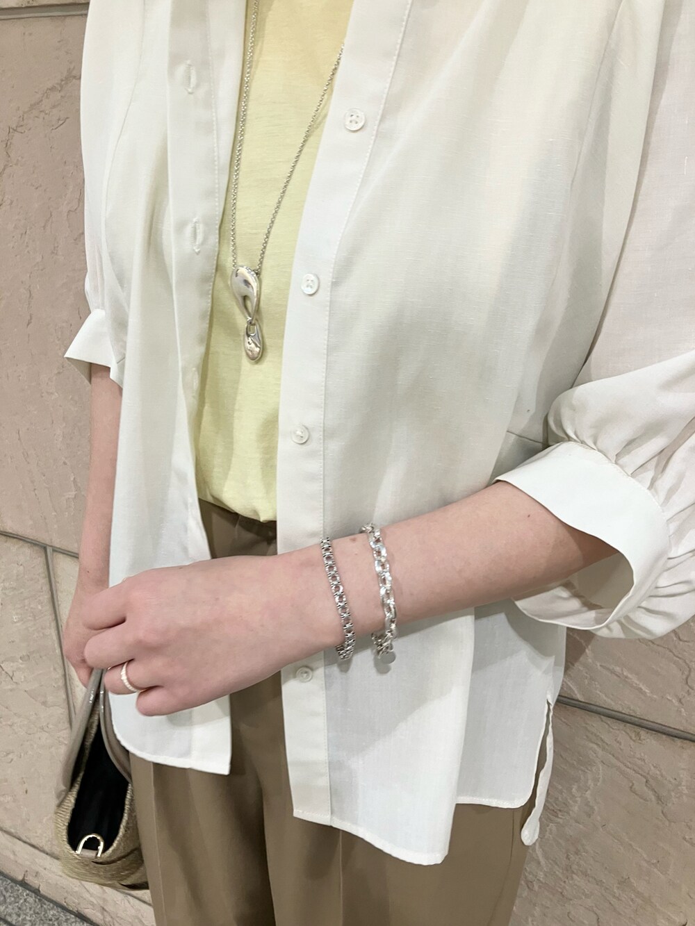 ホワイト系のシャツ/ブラウス、ベージュ系のその他パンツ、ベージュ系のパンプスを着用したレディースの春コーディネートの4枚目の写真