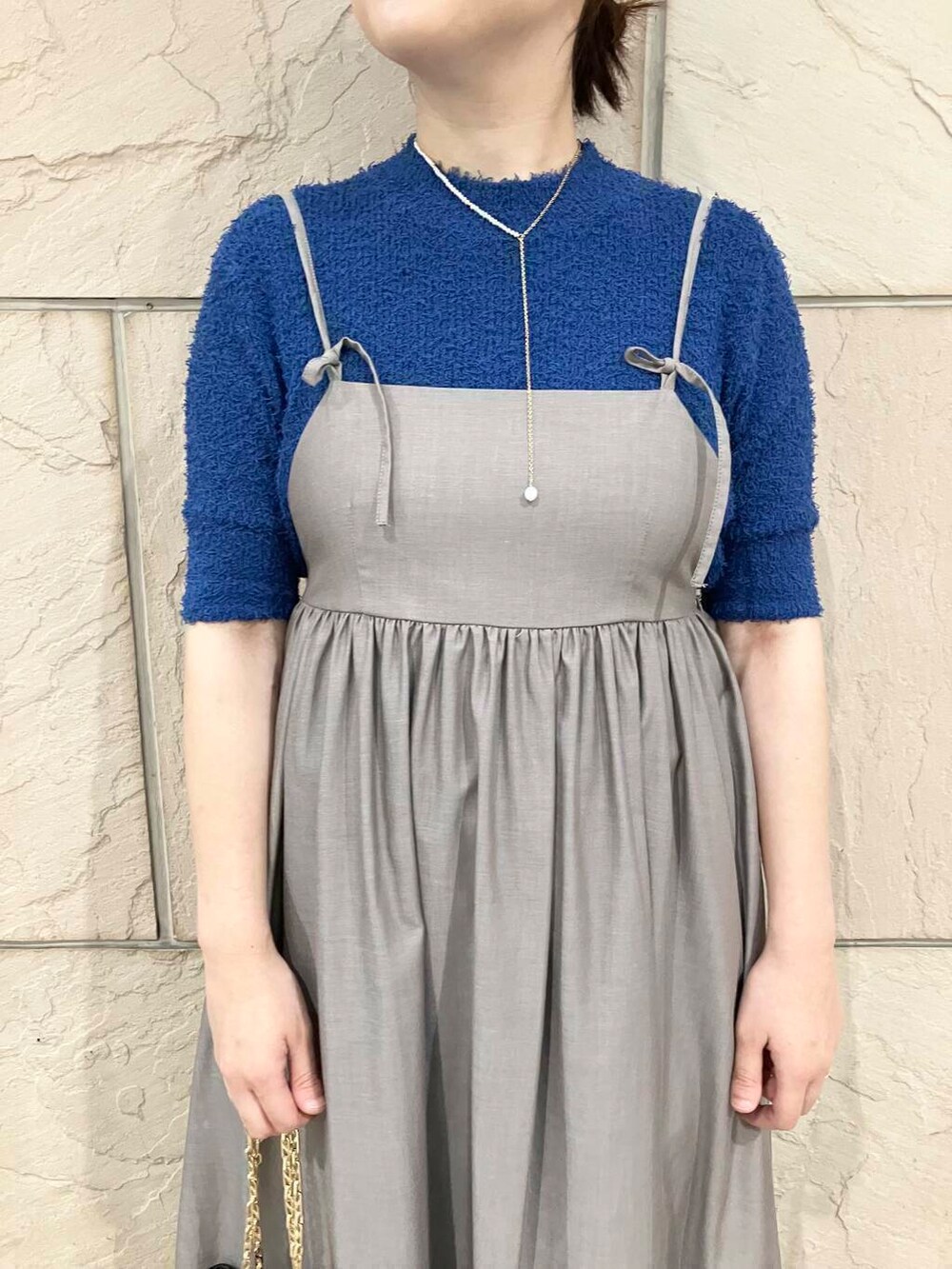 ブラウン系のワンピース、ブラック系のハンドバッグ、ブルー系のニット/セーターを着用したレディースの夏コーディネートの4枚目の写真