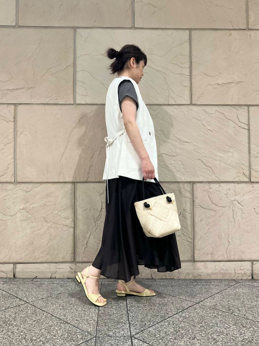 「大人カジュアル、フレアスカート、デートコーデ、ママコーデ、レイヤード、カットソー、休日コーデ、接触冷感、newarrival、ROSSO、綺麗めカジュアル、お仕事コーデ、お出かけコーデ、ジレ、旅行コーデ」｜「URBAN RESEARCHのdecor『デコール』　Hematite4mmBallnecklace（ネックレス、シルバー系）」を使った、umediaさん（レディース・164cm）の春コーディネートの2枚目の写真