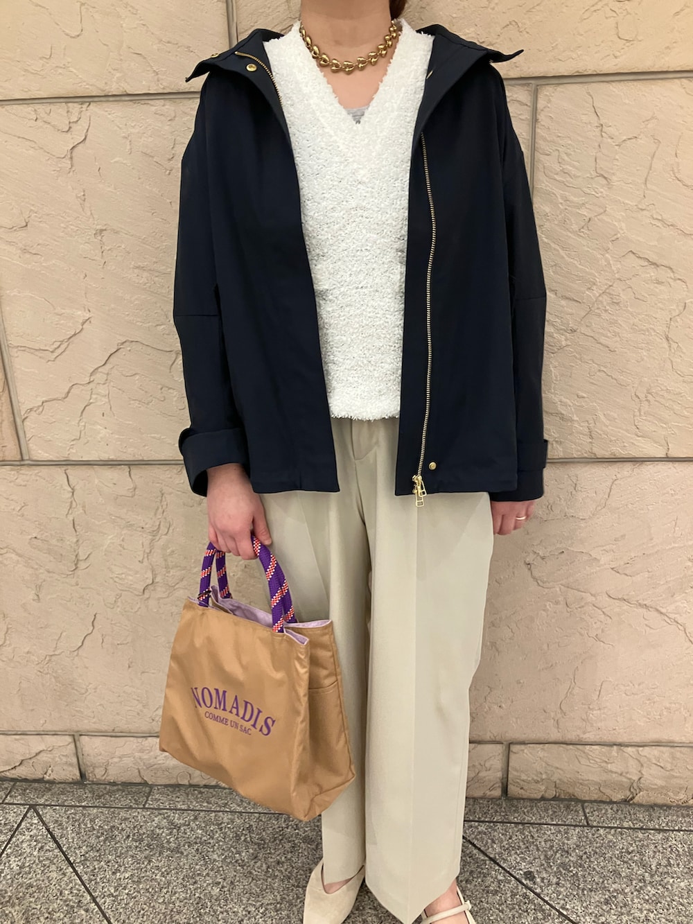 ホワイト系のベスト、ブルー系のその他アウター、ベージュ系のその他パンツを着用したレディースの冬コーディネートの4枚目の写真