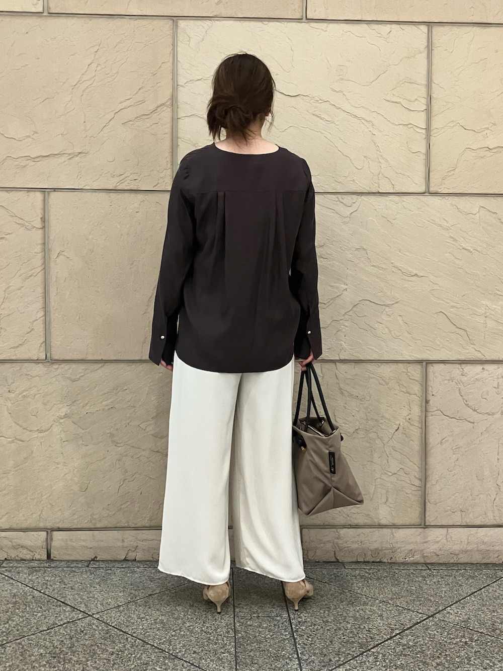 レッド系のシャツ/ブラウス、ホワイト系のその他パンツ、ベージュ系のトートバッグを着用したレディースの秋コーディネートの3枚目の写真