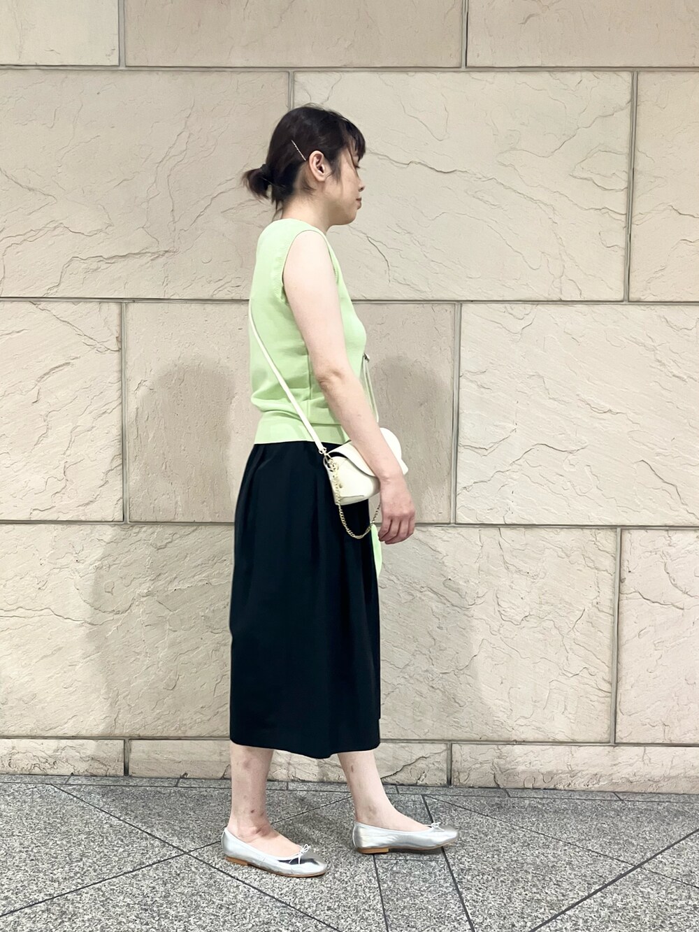 ブラック系のその他パンツ、グリーン系のニット/セーター、グリーン系のカーディガン/ボレロを着用したレディースの春コーディネートの3枚目の写真