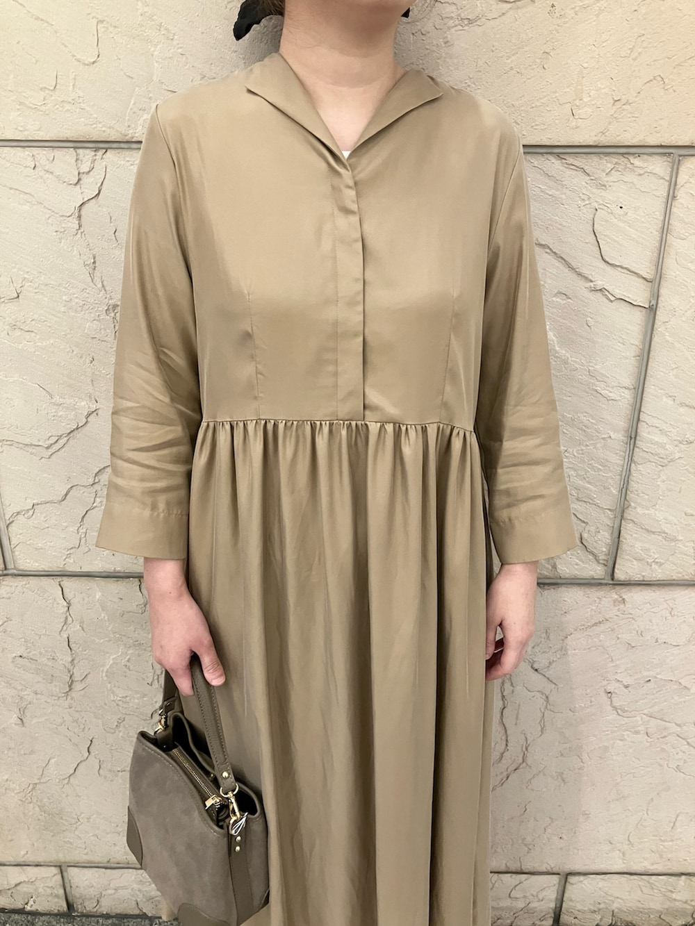 ベージュ系のワンピース、グレー系のバッグ、ブラック系のパンプスを着用したレディースの秋コーディネートの4枚目の写真