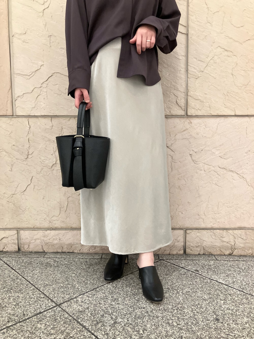 レッド系のシャツ/ブラウス、ベージュ系のスカート、ブラック系のハンドバッグを着用したレディースの秋コーディネートの5枚目の写真