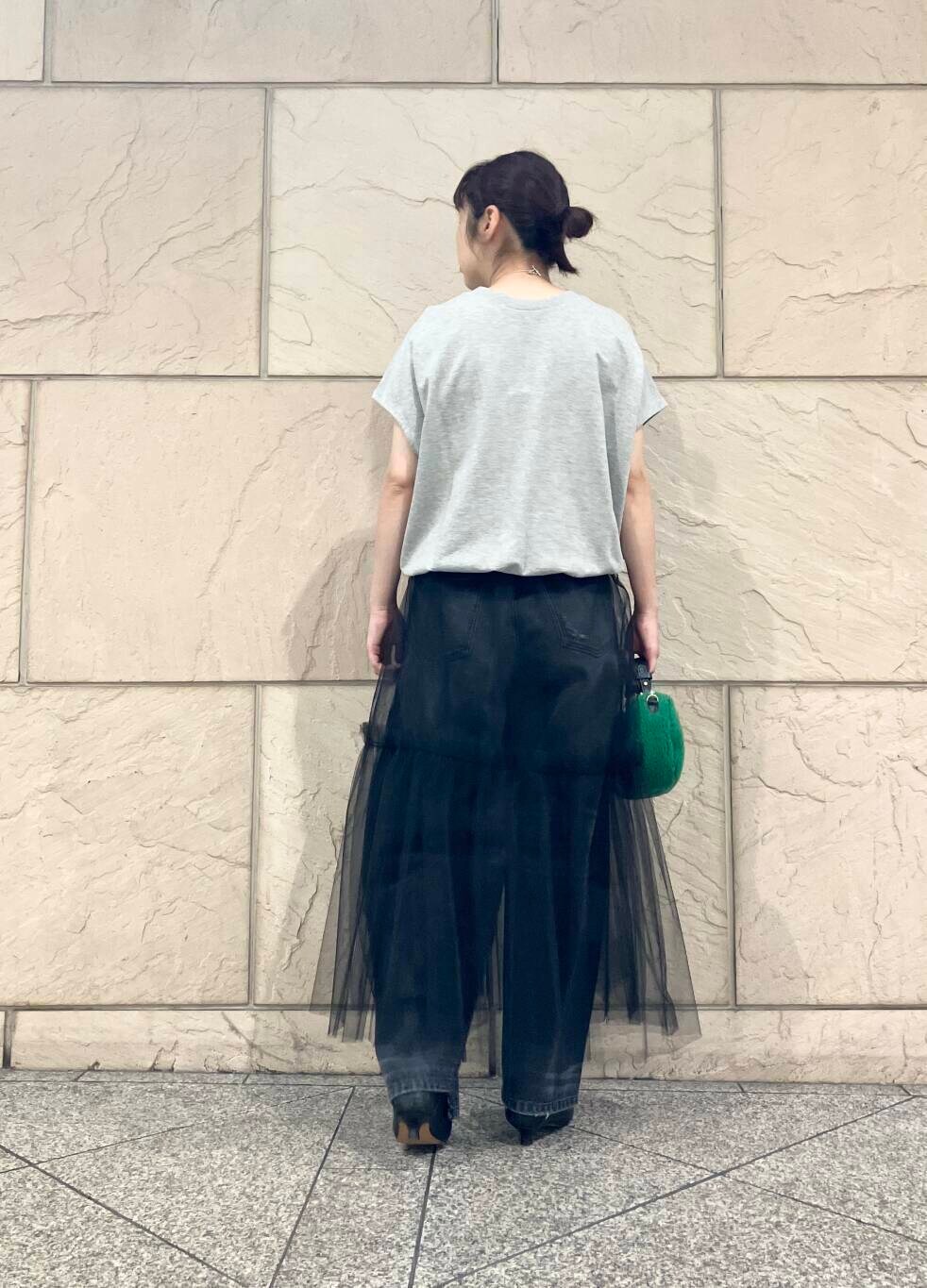 グレー系のTシャツ/カットソー、グレー系のデニムパンツ、ブラック系のスカートを着用したレディースの夏コーディネートの2枚目の写真