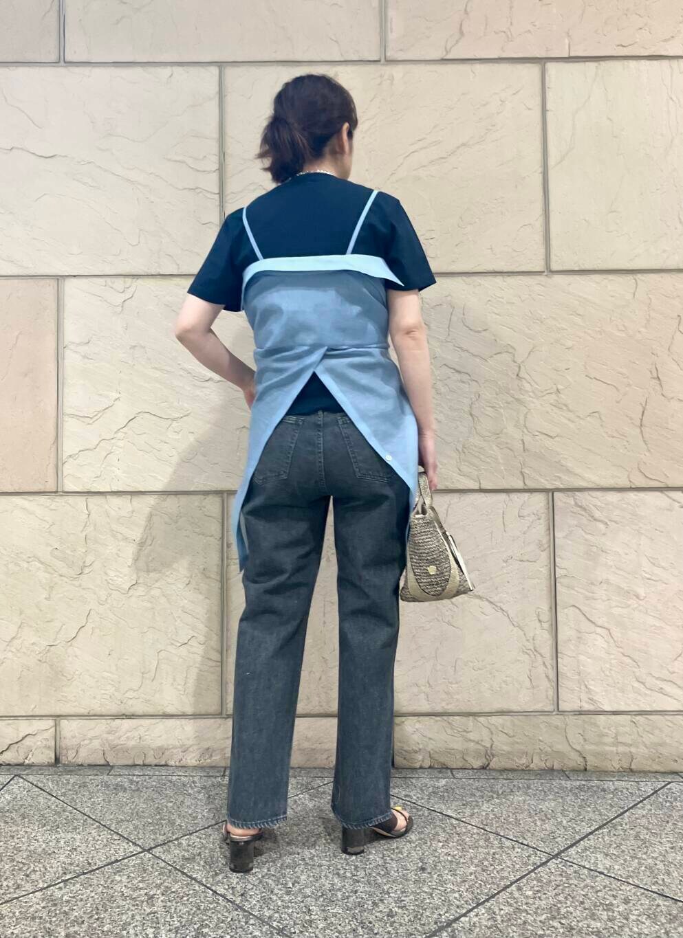 ゴールド系のかごバッグ、ブルー系のシャツ/ブラウス、ブルー系のTシャツ/カットソーを着用したレディースの春コーディネートの4枚目の写真