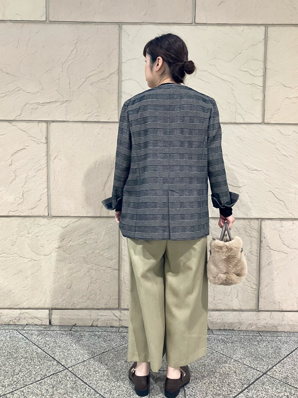 ベージュ系のサロペット/オーバーオール、ブラック系のTシャツ/カットソー、ブラック系のジャケット/アウターを着用したレディースの秋コーディネートの4枚目の写真