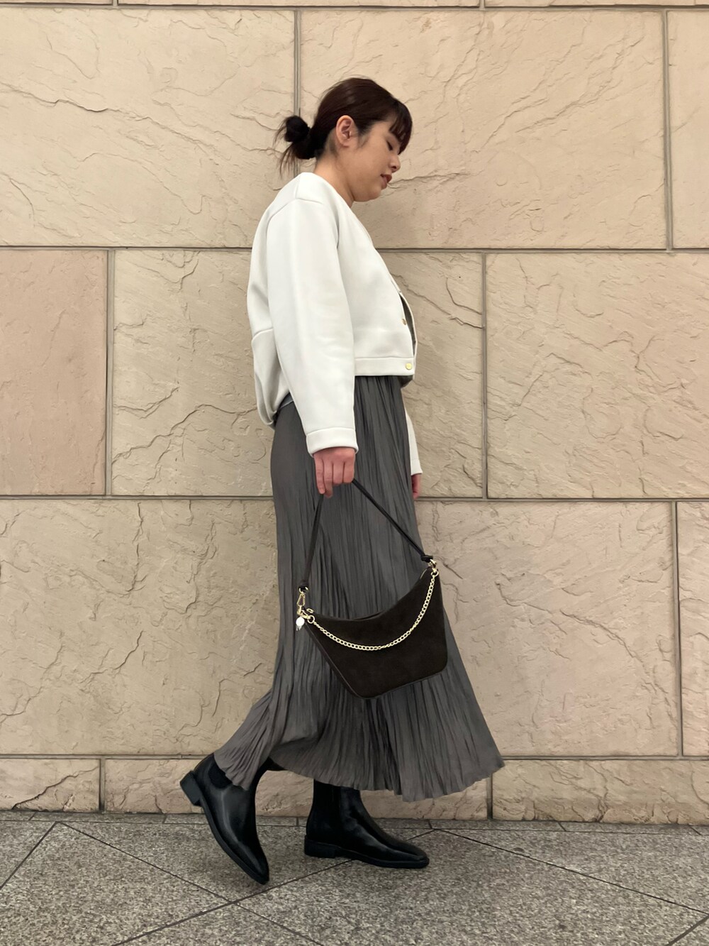 ベージュ系のその他トップス、ブルー系のTシャツ/カットソー、グレー系のスカートを着用したレディースの秋コーディネートの2枚目の写真