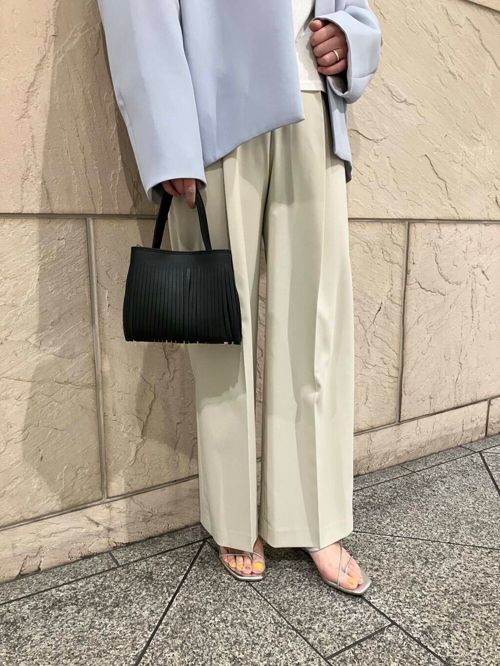 ホワイト系のカーディガン/ボレロ、ベージュ系のその他パンツ、ブルー系のその他アウターを着用したレディースの冬コーディネートの5枚目の写真