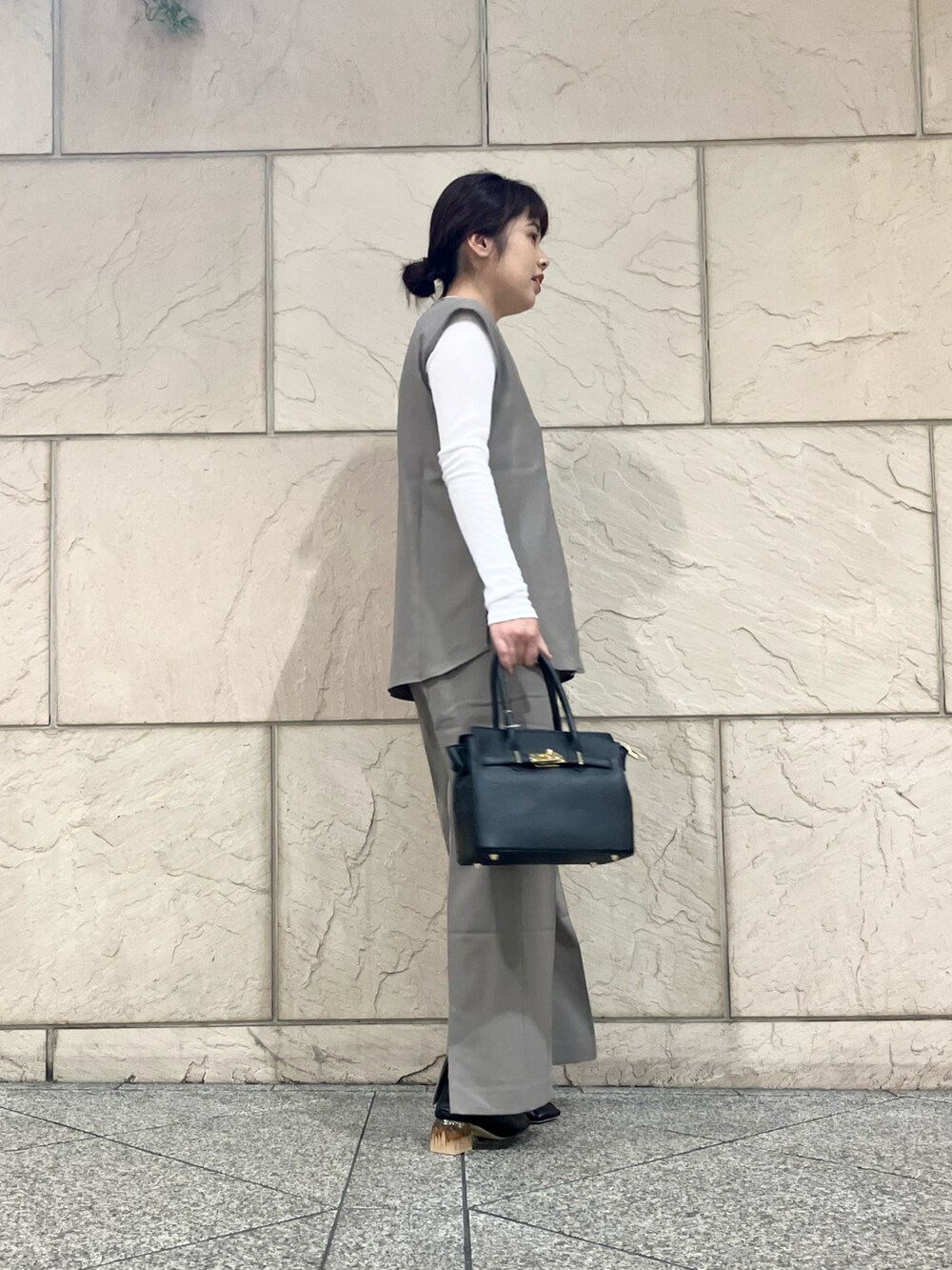 「セットアップ、セミフォーマル、シンプルスタイル」｜「URBAN RESEARCH ROSSO WOMENのアイテム（セットアップ、グレー系）」を使った、umediaさん（レディース・164cm）の秋コーディネートの3枚目の写真