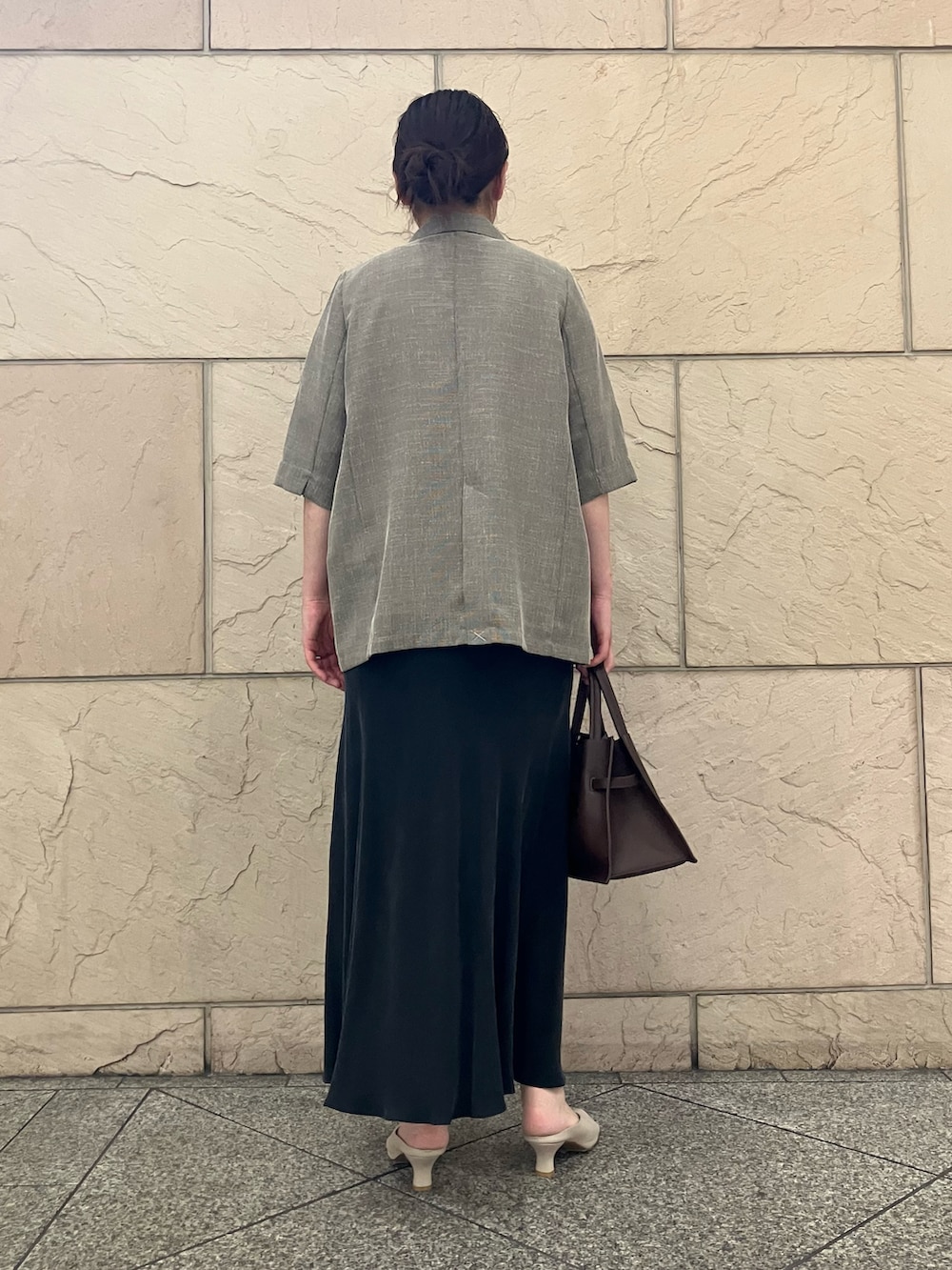 ピンク系のTシャツ/カットソー、ベージュ系のその他アウター、グレー系のスカートを着用したレディースの春コーディネートの3枚目の写真