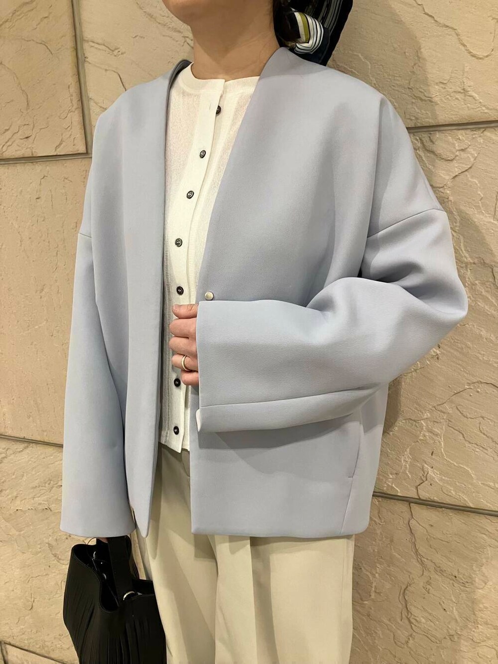 ホワイト系のカーディガン/ボレロ、ベージュ系のその他パンツ、ブルー系のその他アウターを着用したレディースの冬コーディネートの4枚目の写真