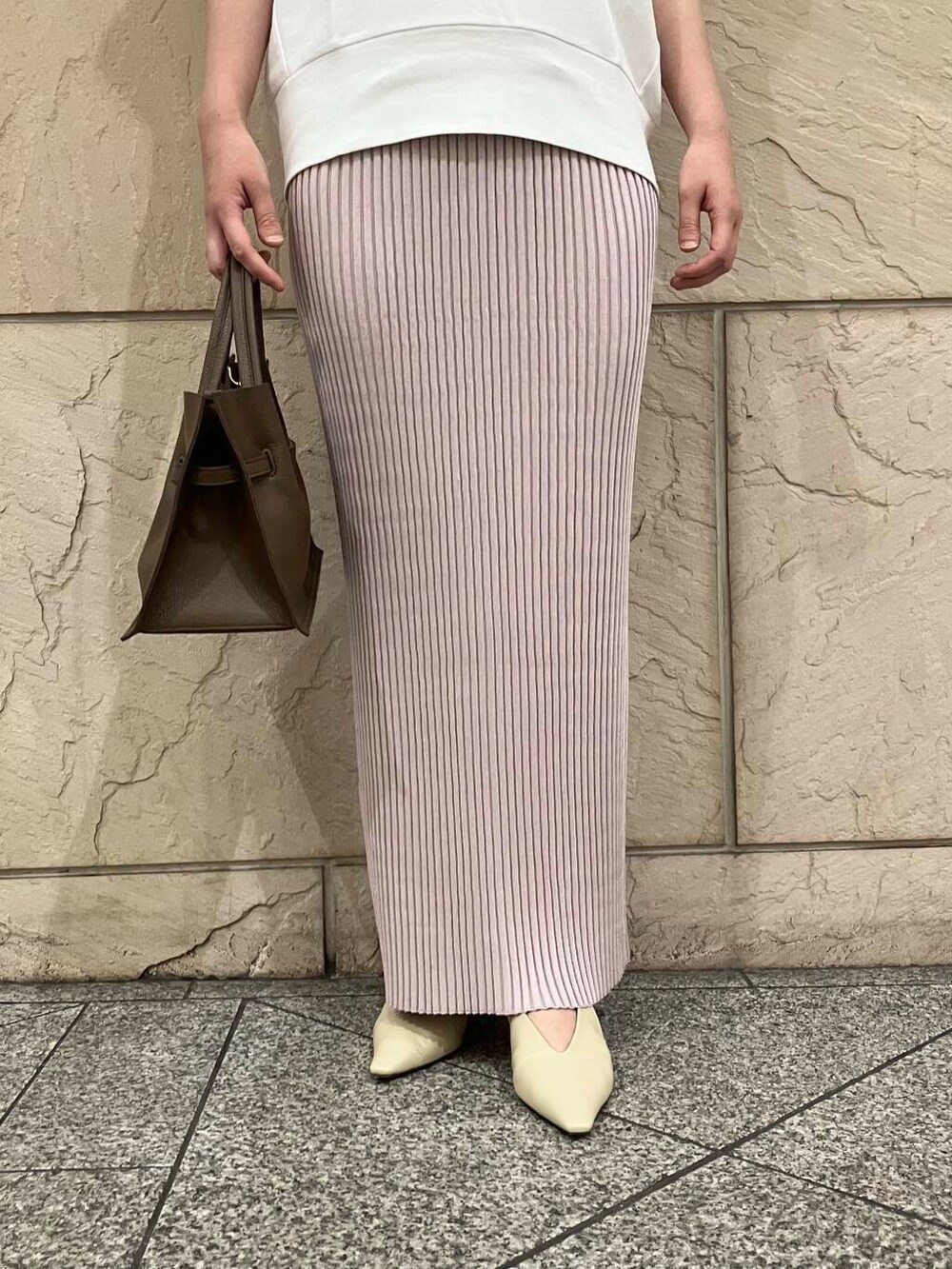 ホワイト系のスウェット、ピンク系のスカート、ベージュ系のパンプスを着用したレディースの夏コーディネートの5枚目の写真