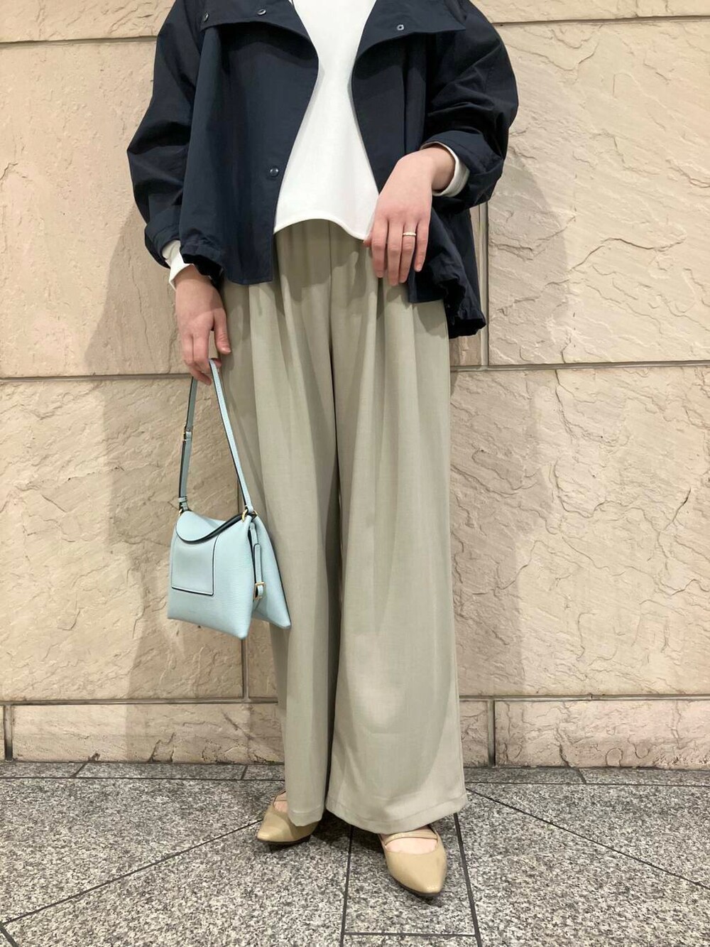 ベージュ系のパンプス、ホワイト系のシャツ/ブラウス、ベージュ系のその他パンツを着用したレディースの春コーディネートの4枚目の写真