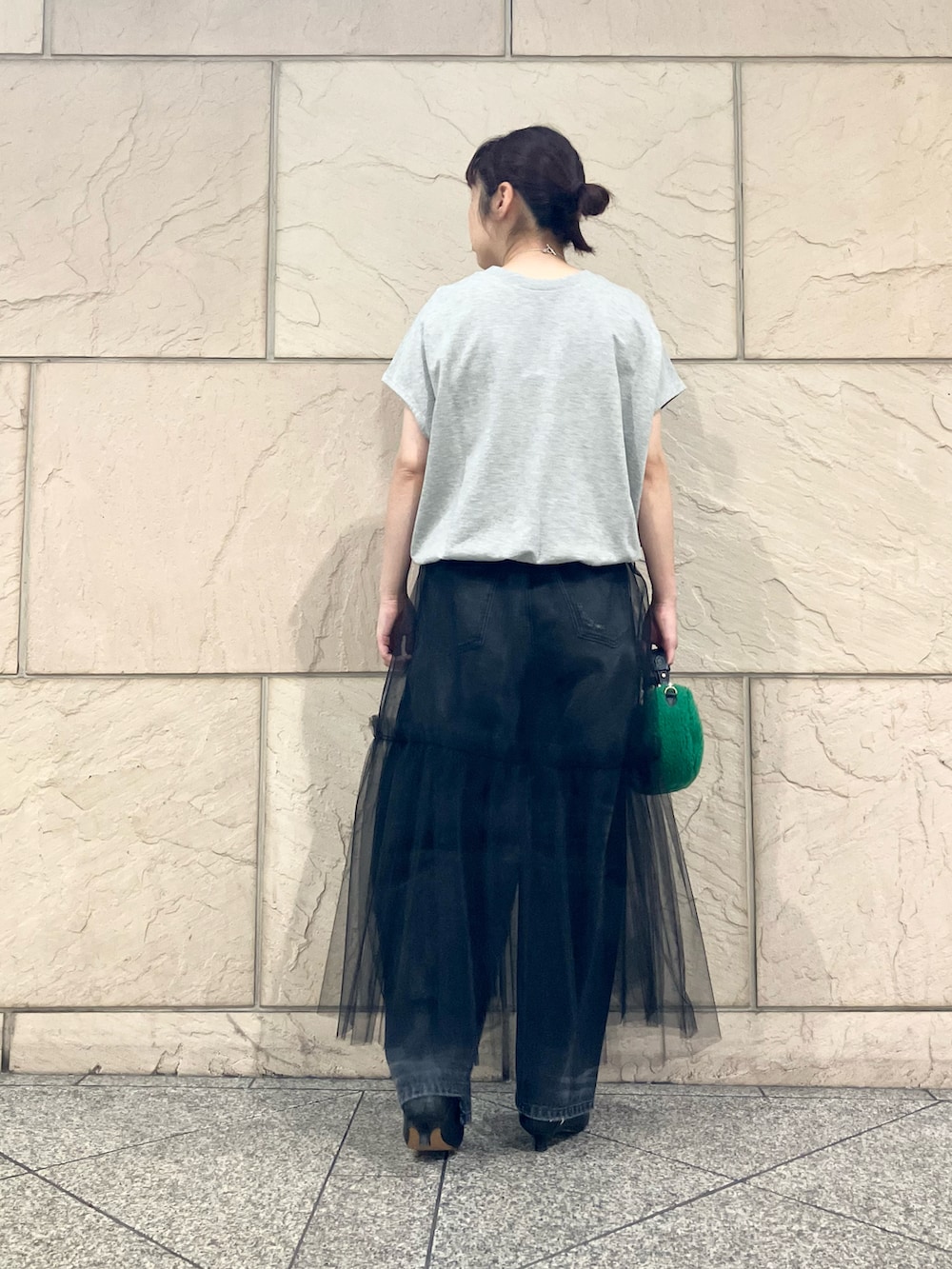 グレー系のスウェット、ブラック系のスカート、グレー系のデニムパンツを着用したレディースの夏コーディネートの3枚目の写真